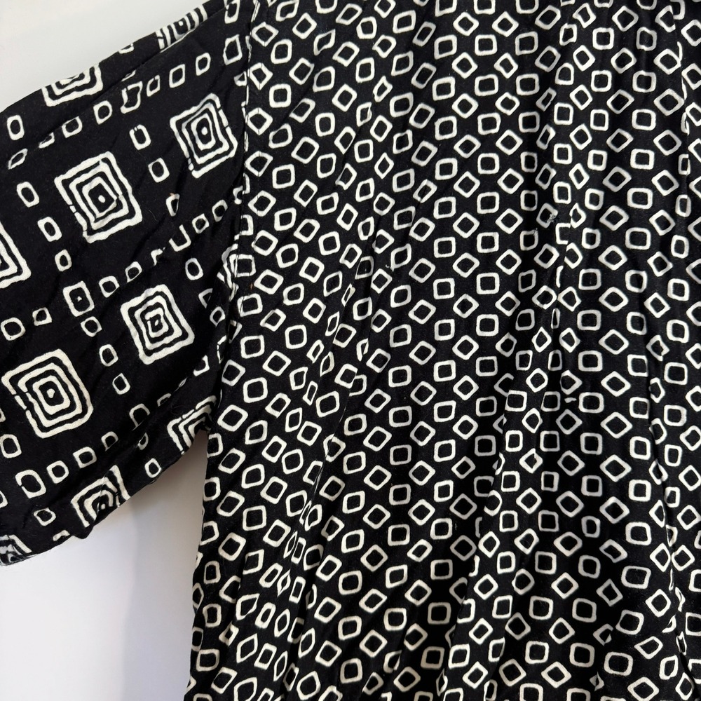 Y2K Passports Pier 1‎ Imports Black White Geometric Rayon Button Up Shirt S - Picture 2 of 4